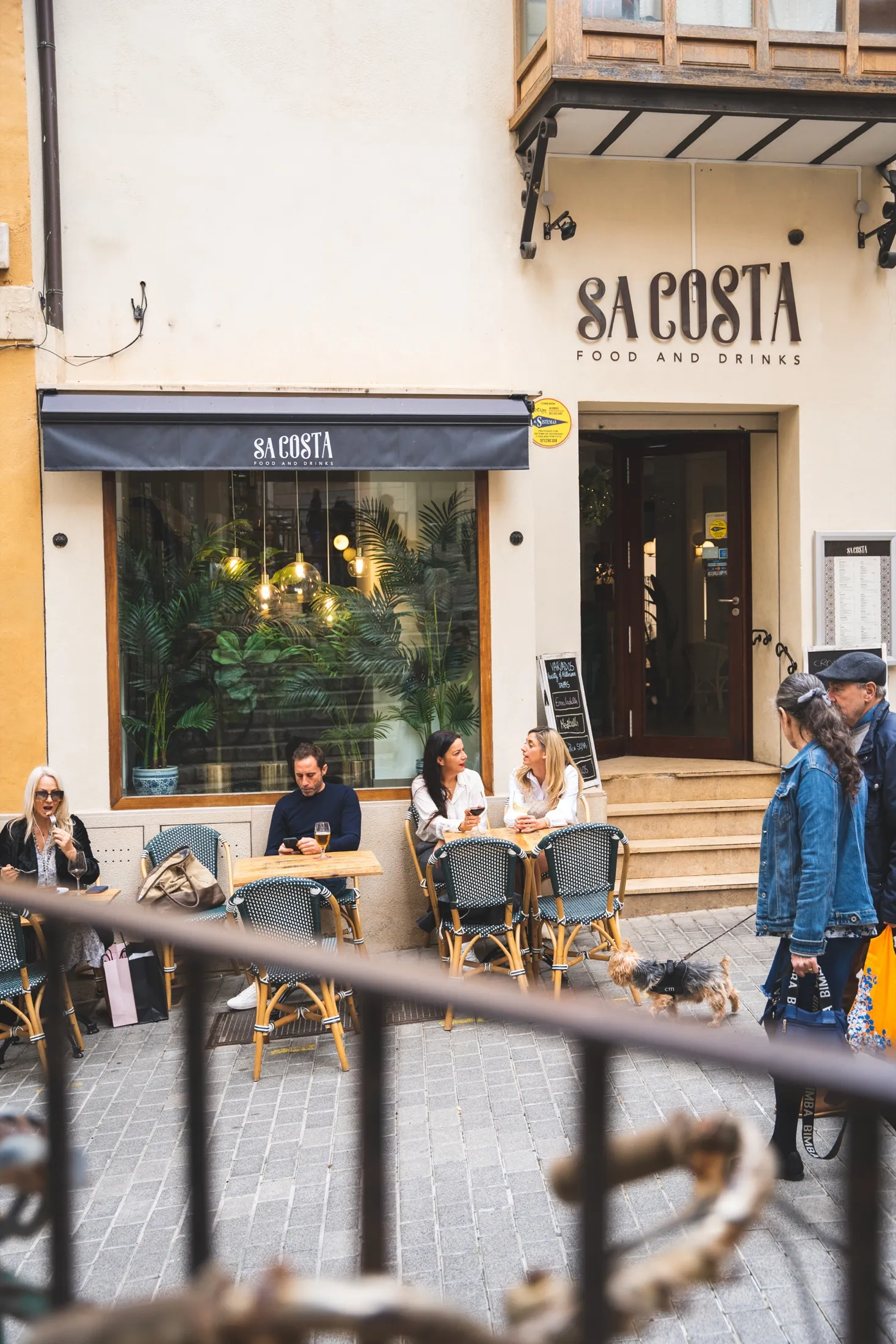 Fachada de Sa Costa con su rótulo en Costa de la Pols