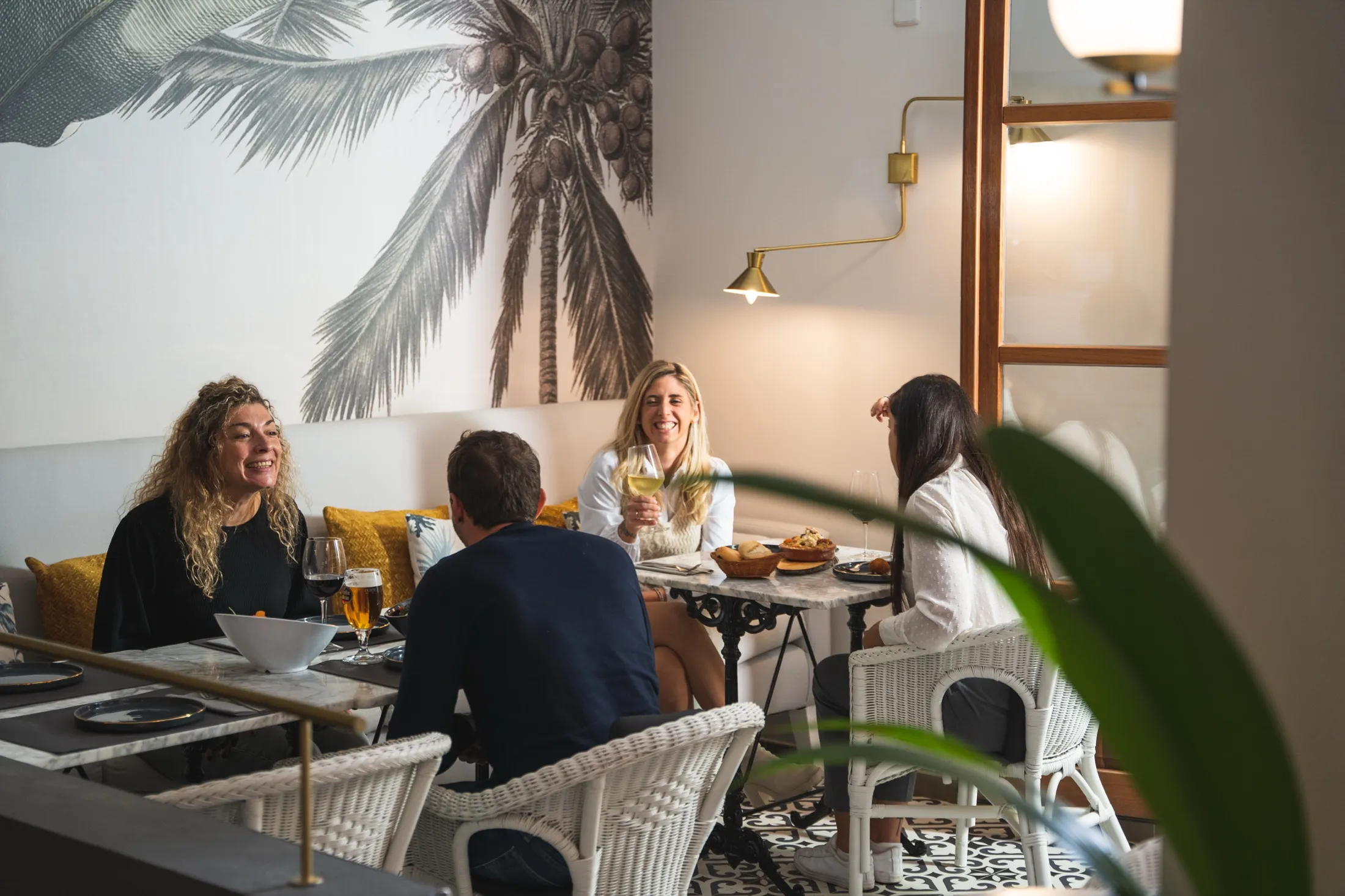 Clientes comiendo en el comedor