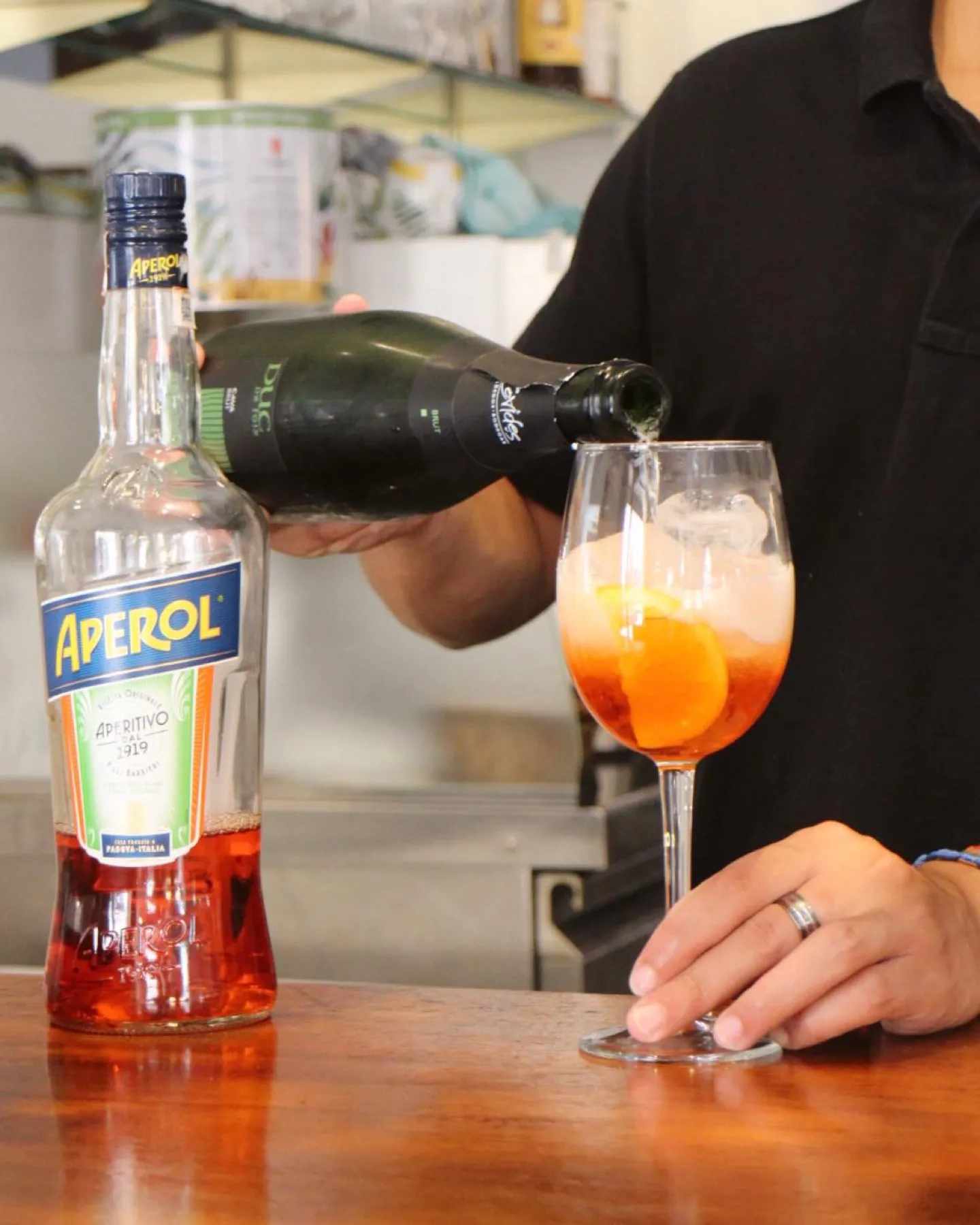 Sirviendo un spritz en la barra verde
