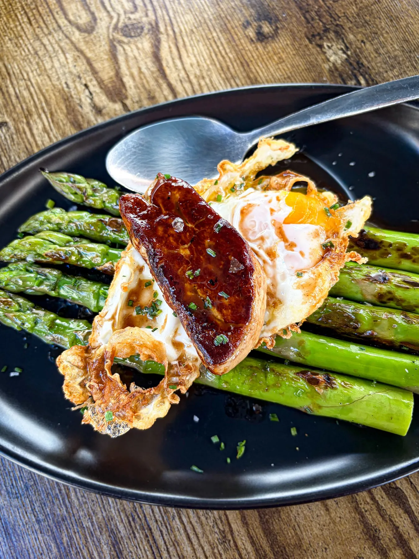 Espárragos verdes con huevo y foie