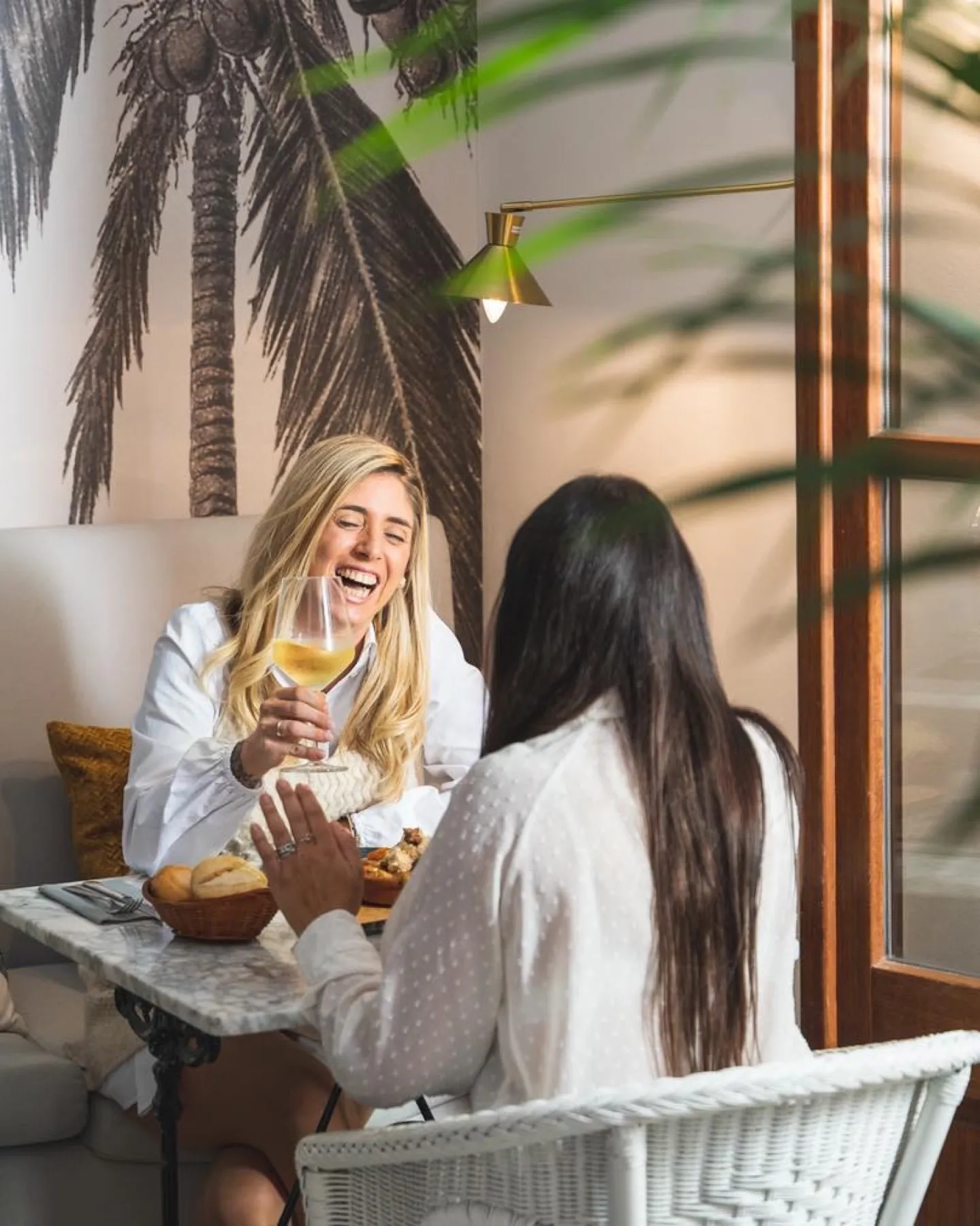 Dos amigas riendo en el comedor de Sa Costa