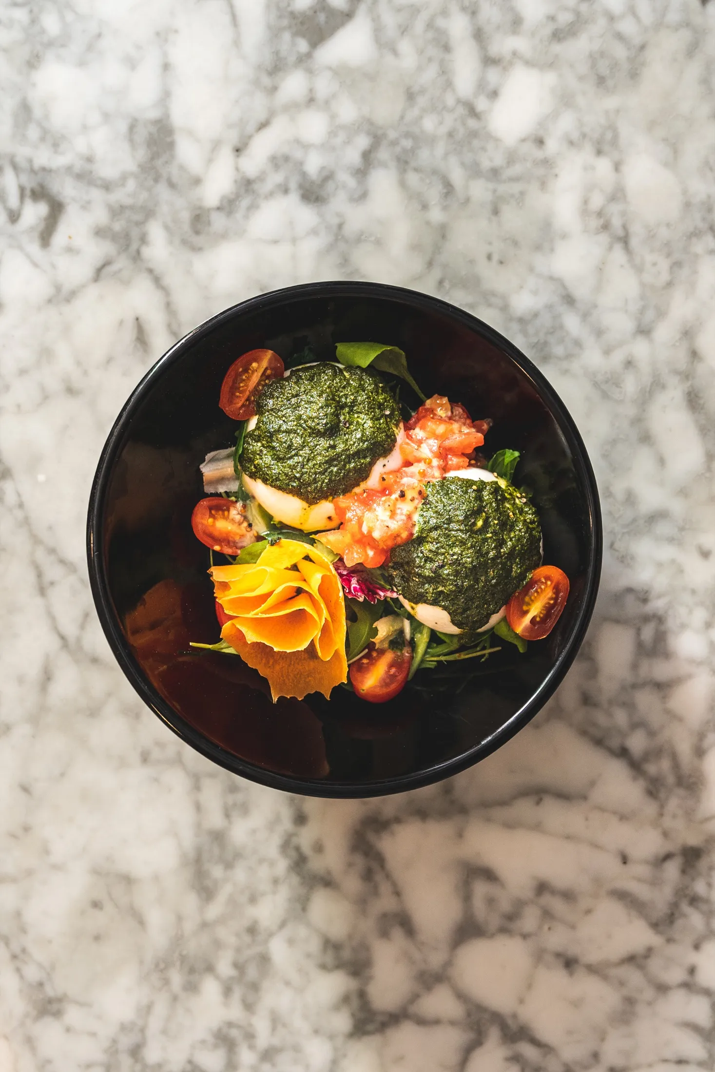 Burrata con tomate y pesto