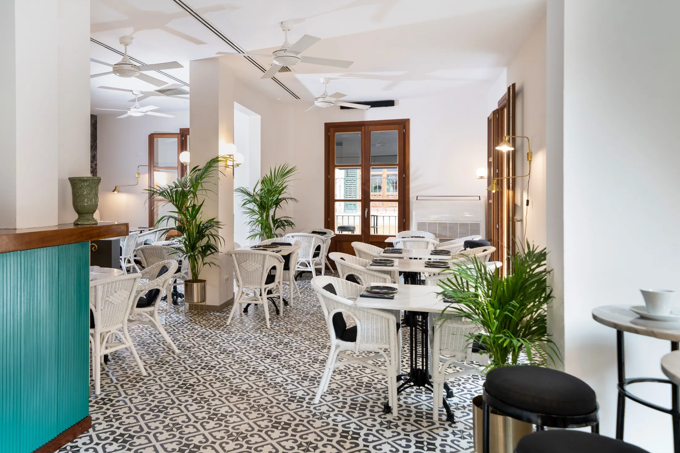 Barra verde y comedor con suelo hidráulico