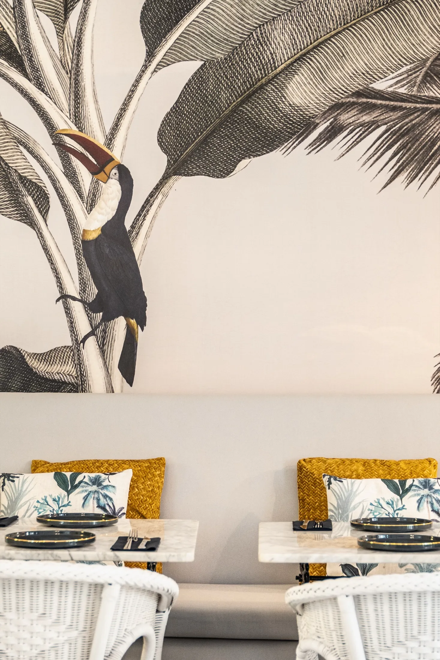 Papel pintado con un tucán sobre el banco del comedor
